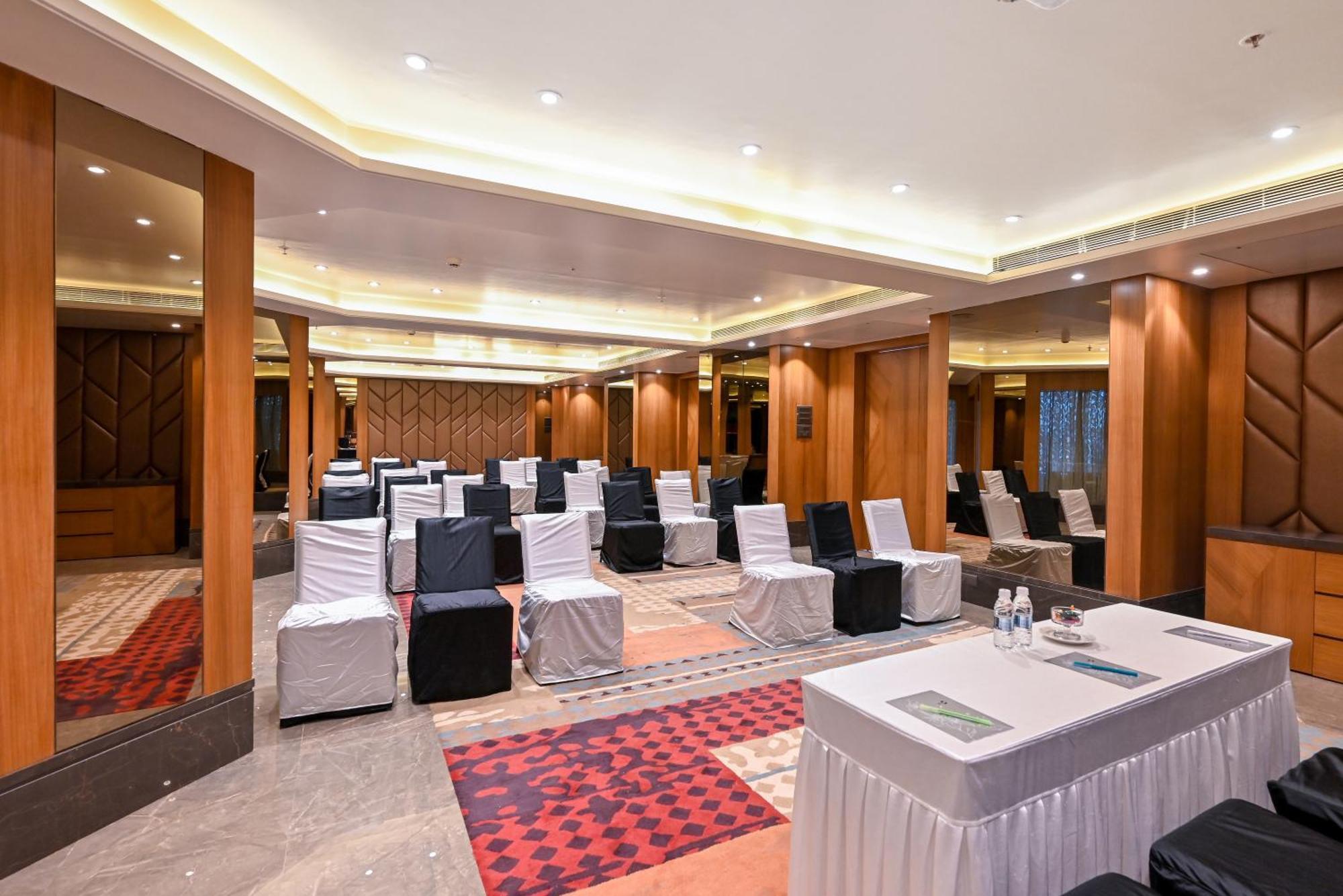 Hotel Maharaja Regency Satara Exteriér fotografie